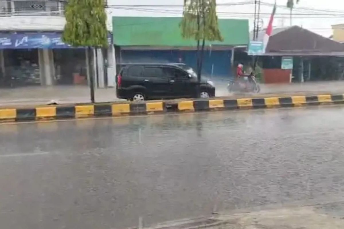 Ribuan masyarakat bersama jajaran pemerintah daerah Kabupaten Kutai Timur memadati Lapangan Kantor Bupati untuk melaksanakan Shalat Istisqa memohon turunnya hujan setelah musim kering berkepanjangan.