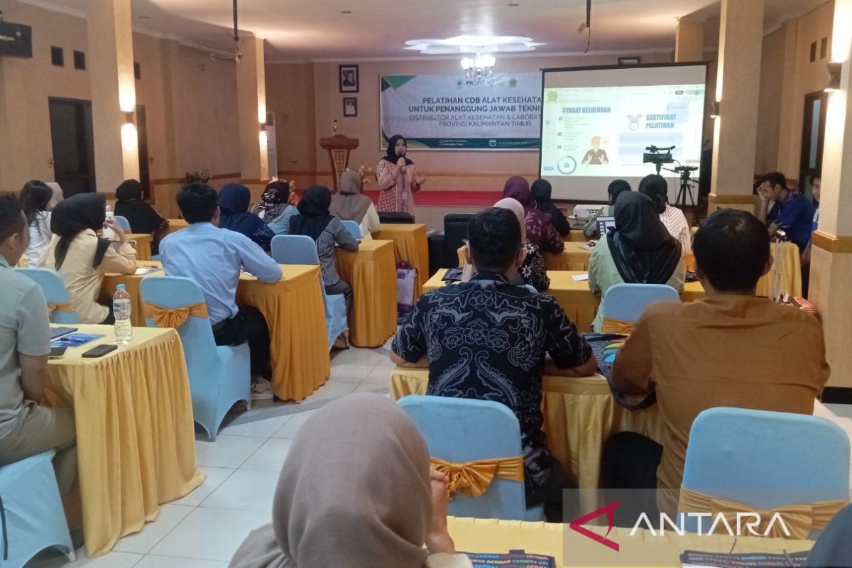 Petugas Dinas Kesehatan sedang melakukan inspeksi fasilitas distribusi alat kesehatan untuk memastikan kepatuhan terhadap standar CDAKB.