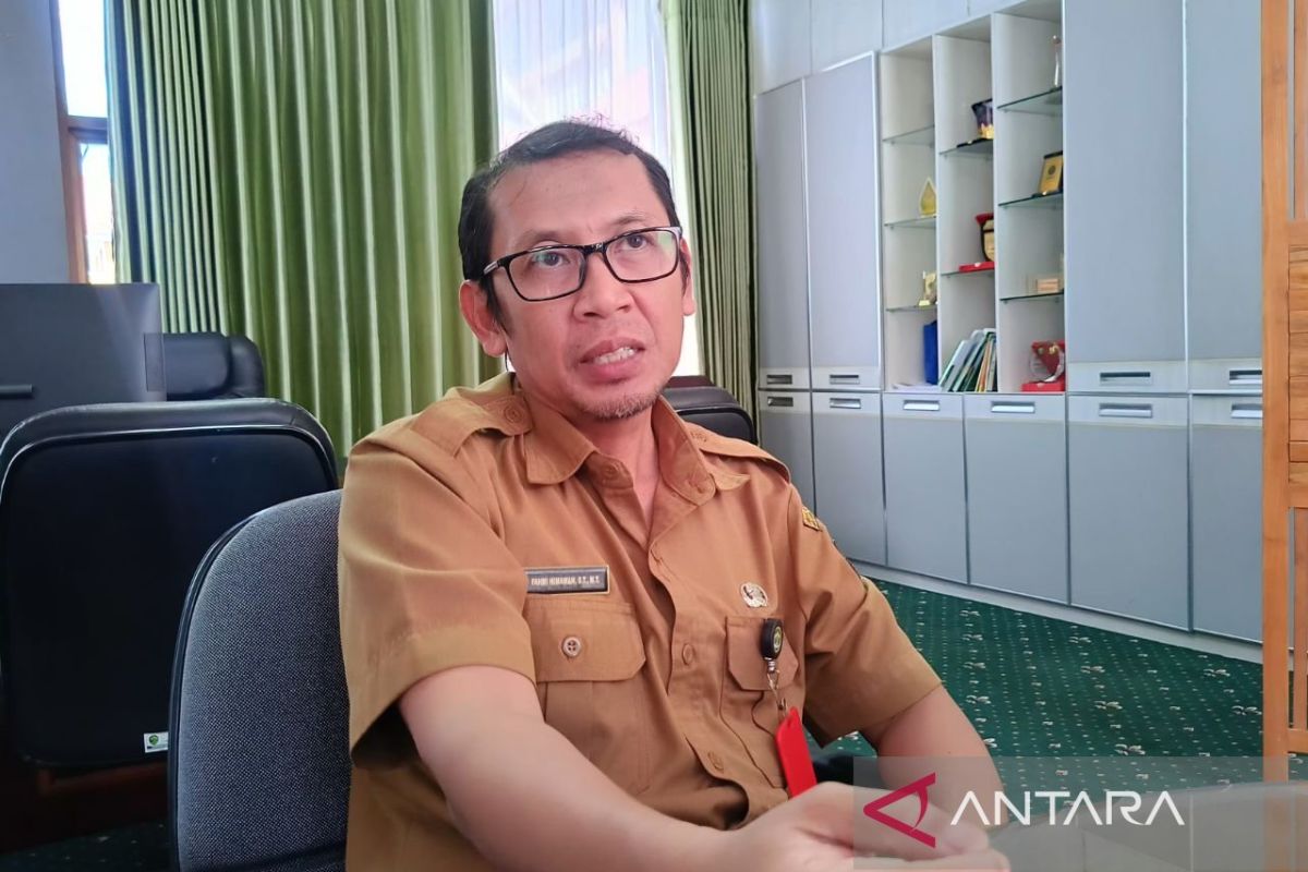 Petani mengolah lahan pascatambang yang direklamasi untuk pertanian di Kalimantan Timur, mendukung program ketahanan pangan daerah.