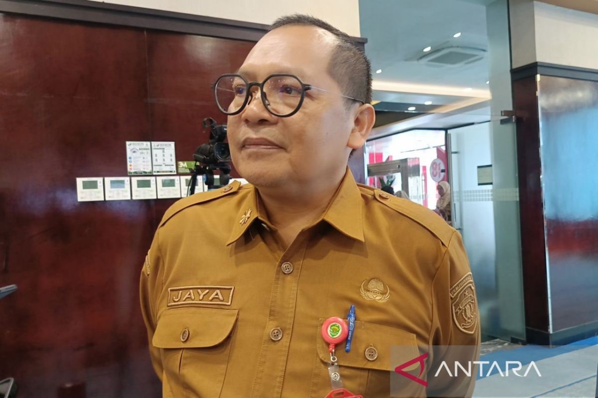 Tenaga medis sedang memberikan bantuan oksigen kepada pasien di sebuah fasilitas kesehatan. (Ilustrasi)