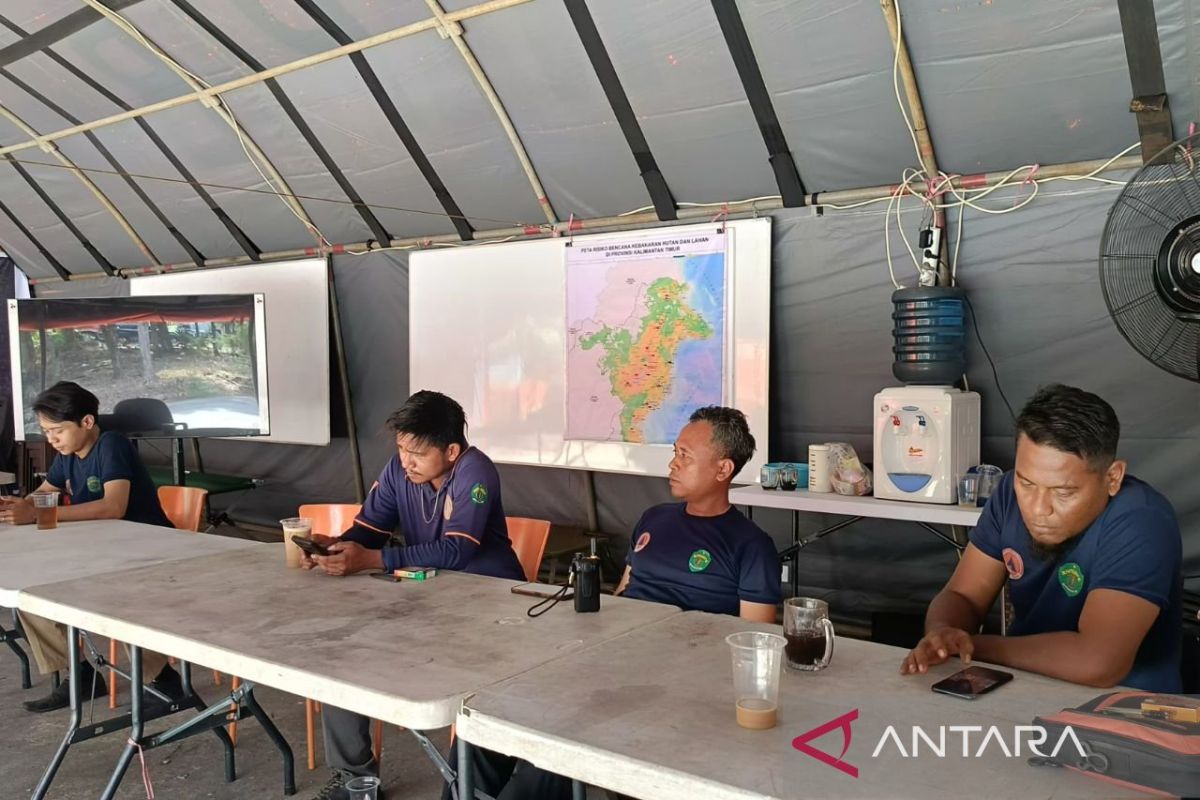 Petugas BPBD Kalimantan Timur siaga di posko darurat, memanfaatkan teknologi canggih seperti sistem informasi geografis dan citra satelit untuk memantau sebaran titik panas guna deteksi dini dan respons cepat terhadap ancaman kebakaran hutan dan lahan.