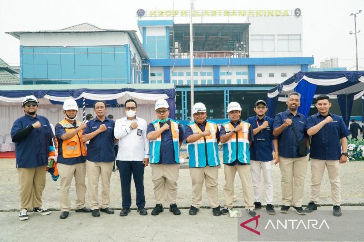 Petugas Pelindo melakukan pengawasan operasional di area pelabuhan demi menjaga kelancaran dan keselamatan layanan logistik.