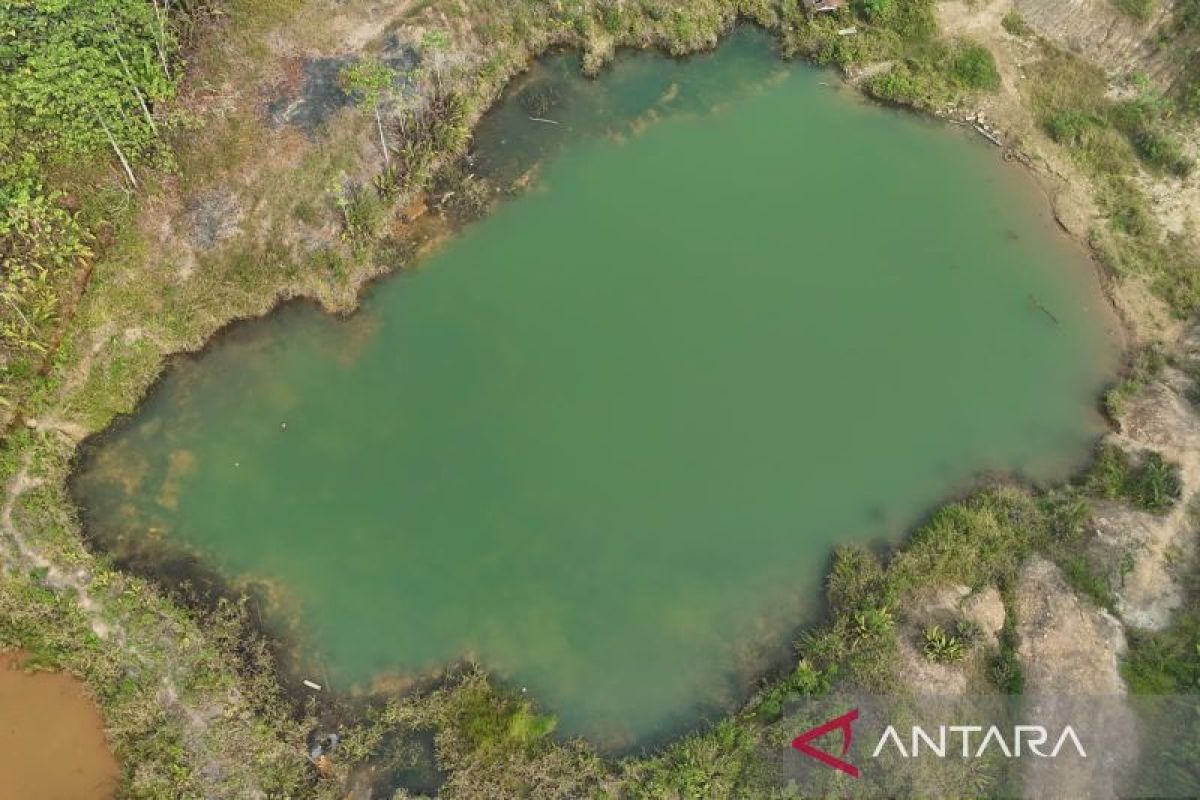 Petugas Dinas ESDM Kalimantan Timur saat melakukan peninjauan di lokasi lubang bekas tambang Sempaja Utara, menegaskan komitmen pengawasan keselamatan dan lingkungan.