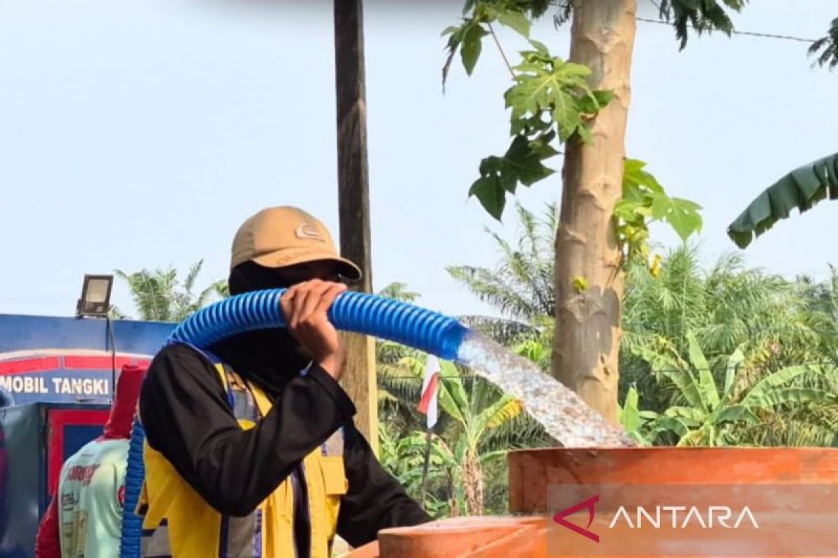 Petugas pemerintah mendistribusikan pasokan air bersih darurat kepada warga terdampak krisis air.