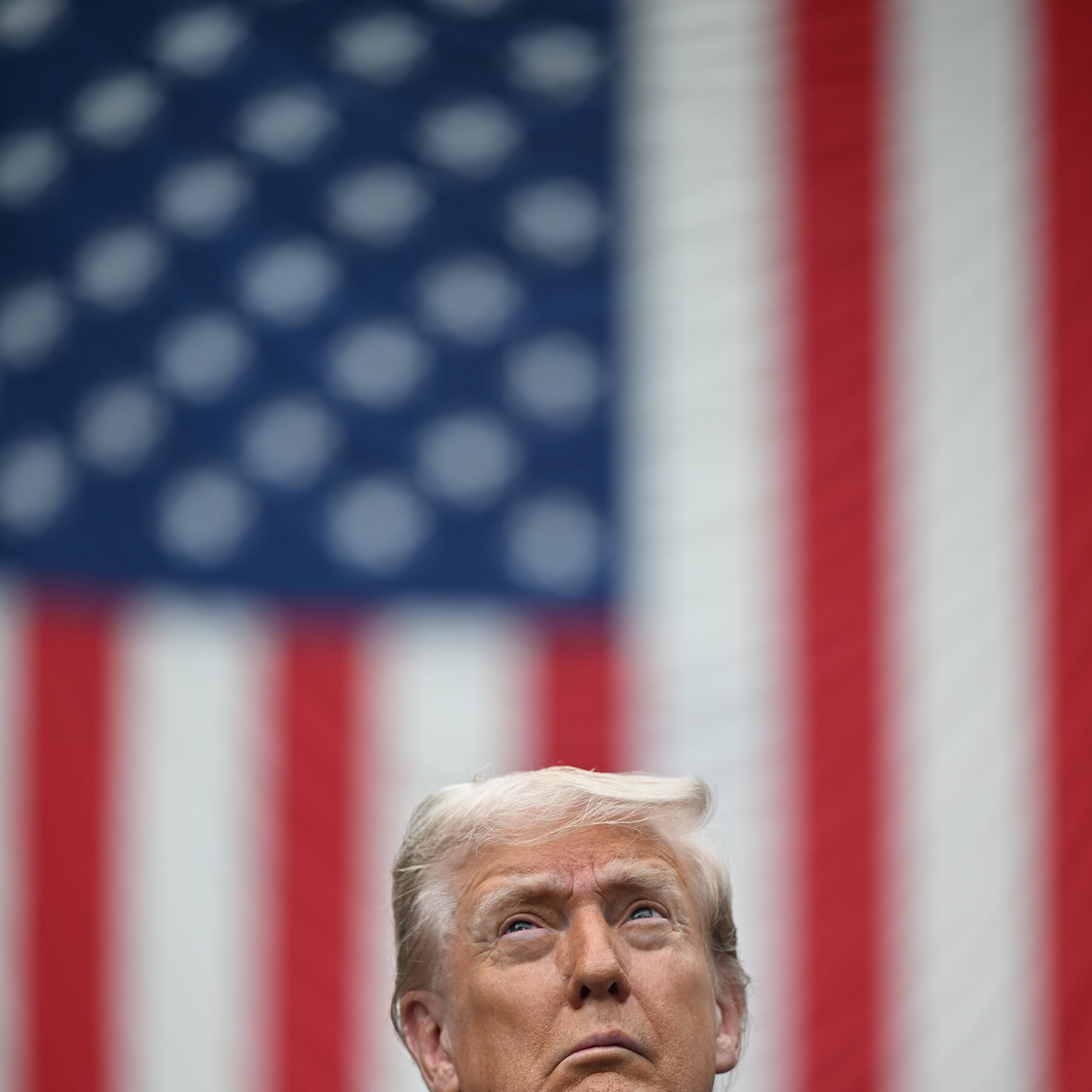 Presiden Donald Trump berbicara di depan publik. Kepemimpinannya menandai perubahan arah dalam kebijakan keamanan nasional AS pasca-9/11.