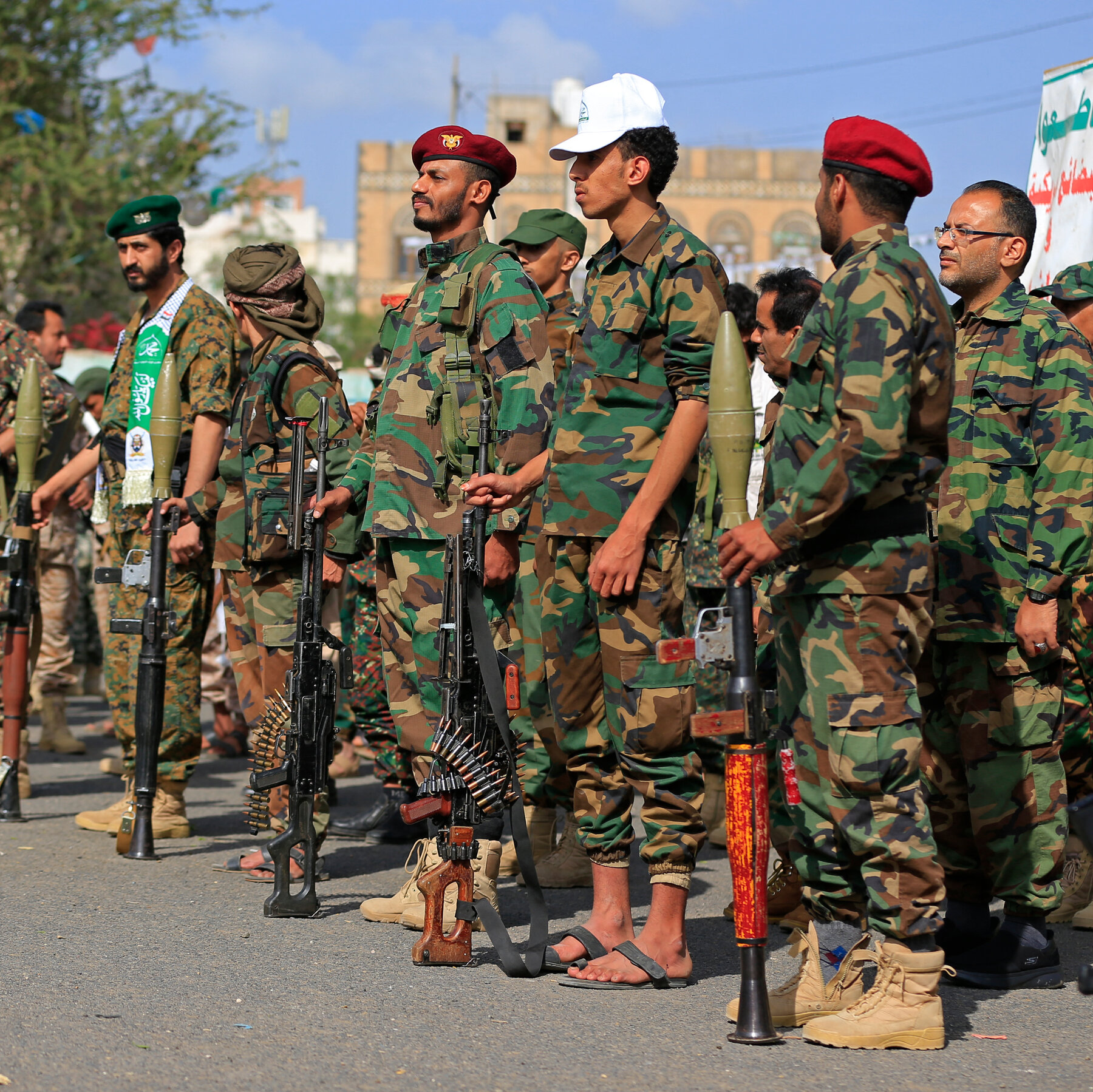 Pasukan militan Houthi Yaman memperkuat posisi mereka di Laut Merah setelah merebut pelabuhan strategis Mokha dari kendali pemerintah Yaman, meningkatkan ancaman terhadap kapal-kapal komersial di salah satu jalur pelayaran vital dunia.
