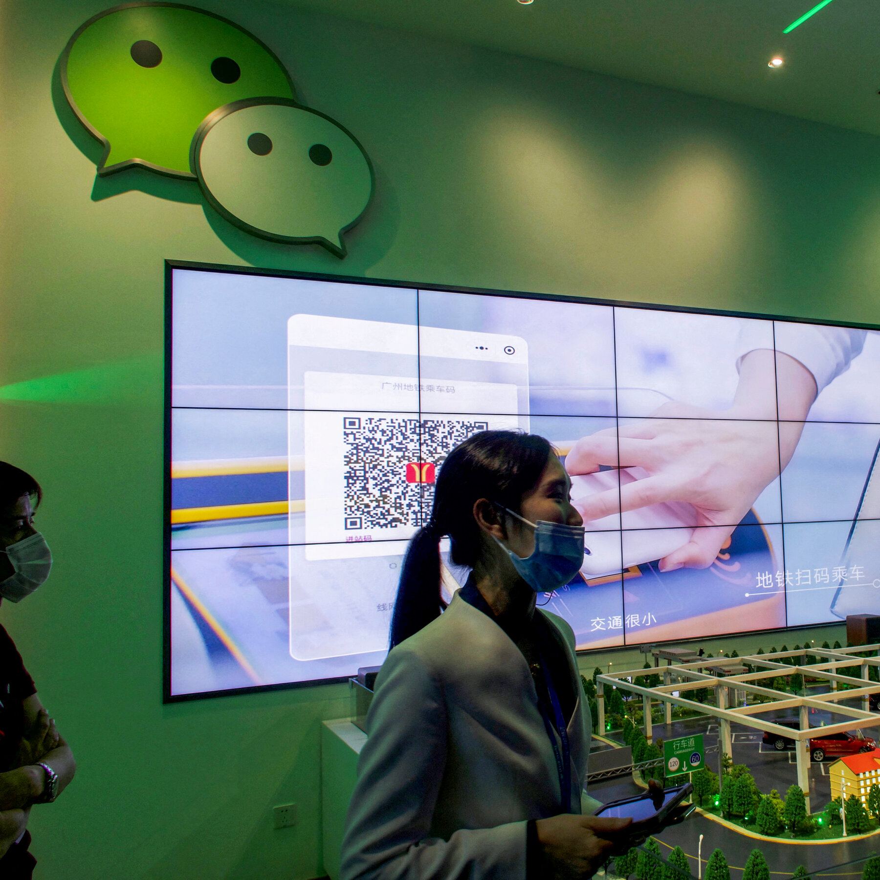 Seorang pengguna di China sedang berinteraksi dengan aplikasi WeChat. Serangan siber AI simulasi terhadap platform ini telah mengungkap kerentanan digital yang serius.