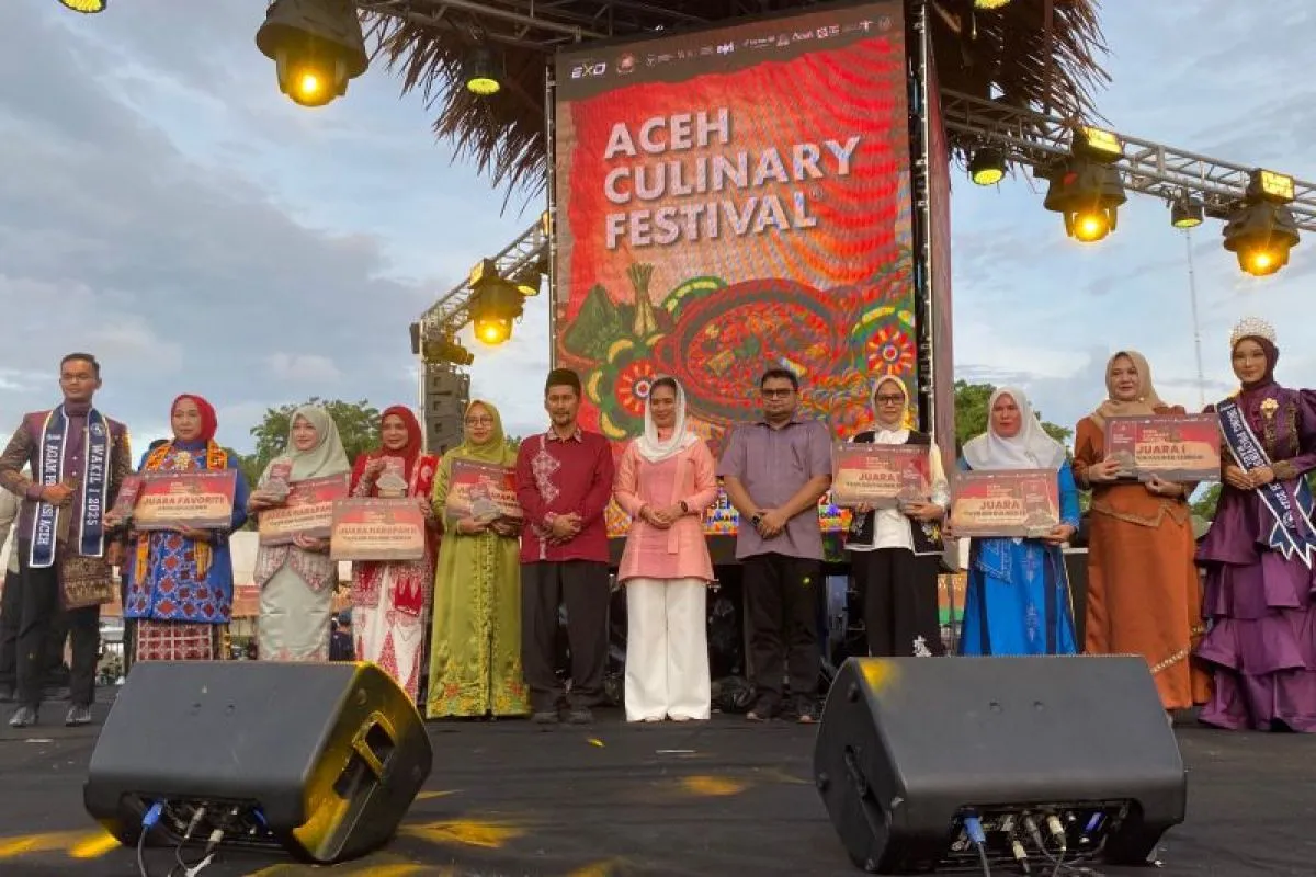 Wakil Menteri Pariwisata dan Ekonomi Kreatif Ni Luh Enik Ermawati saat menyampaikan pernyataan mengenai peran strategis Aceh Culinary Festival dalam mempromosikan kekayaan kuliner daerah.