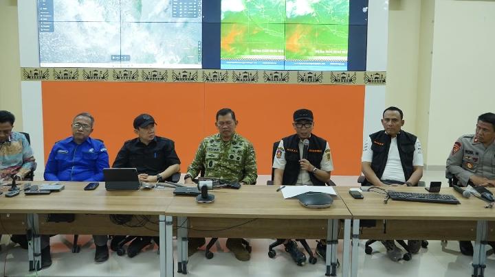 Anak-anak belajar daring dari rumah sebagai langkah antisipasi sebaran abu vulkanik Gunung Anak Krakatau di Lampung.