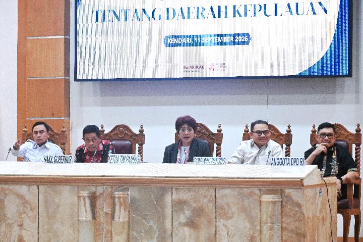 Ketua Pansus RUU Daerah Kepulauan, Mercy Chriesty Barends, menggarisbawahi pentingnya keseimbangan antara pertumbuhan ekonomi dan keberlanjutan ekosistem demi keadilan masyarakat kepulauan.