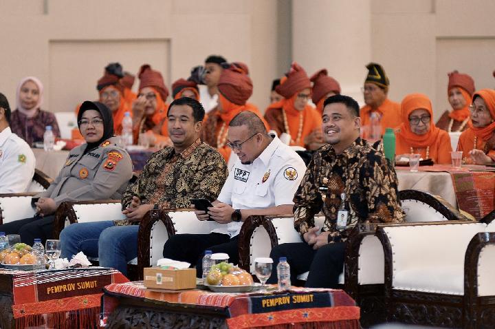 Gubernur Sumatera Utara Bobby Nasution saat berdialog dengan perwakilan Ikatan Keluarga Minangkabau (IKM) untuk membahas pengembangan ekonomi syariah dan industri halal di daerah.
