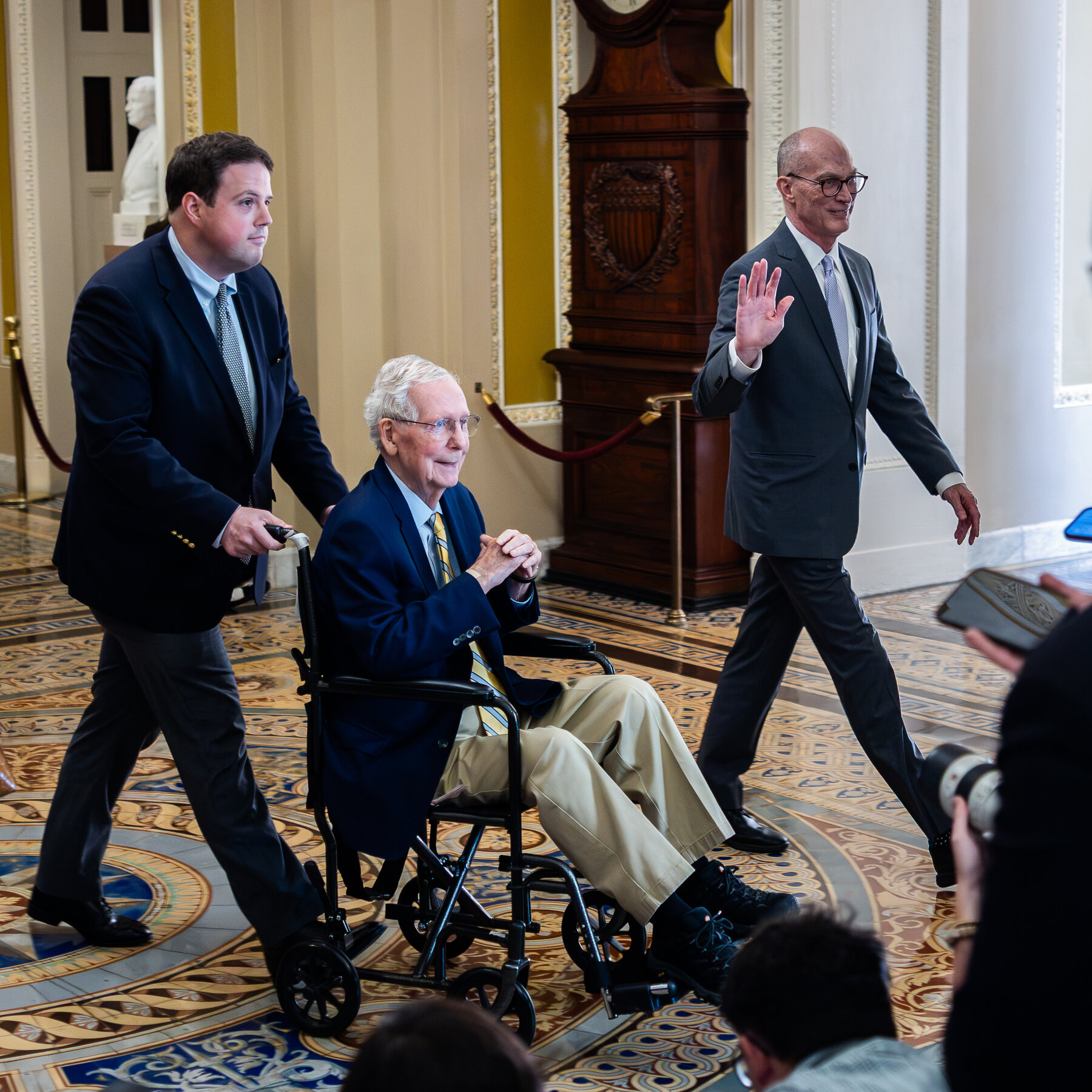 Senator Mitch McConnell terlihat saat kembali berjalan di lorong Gedung Capitol AS setelah absen panjang, Washington D.C.