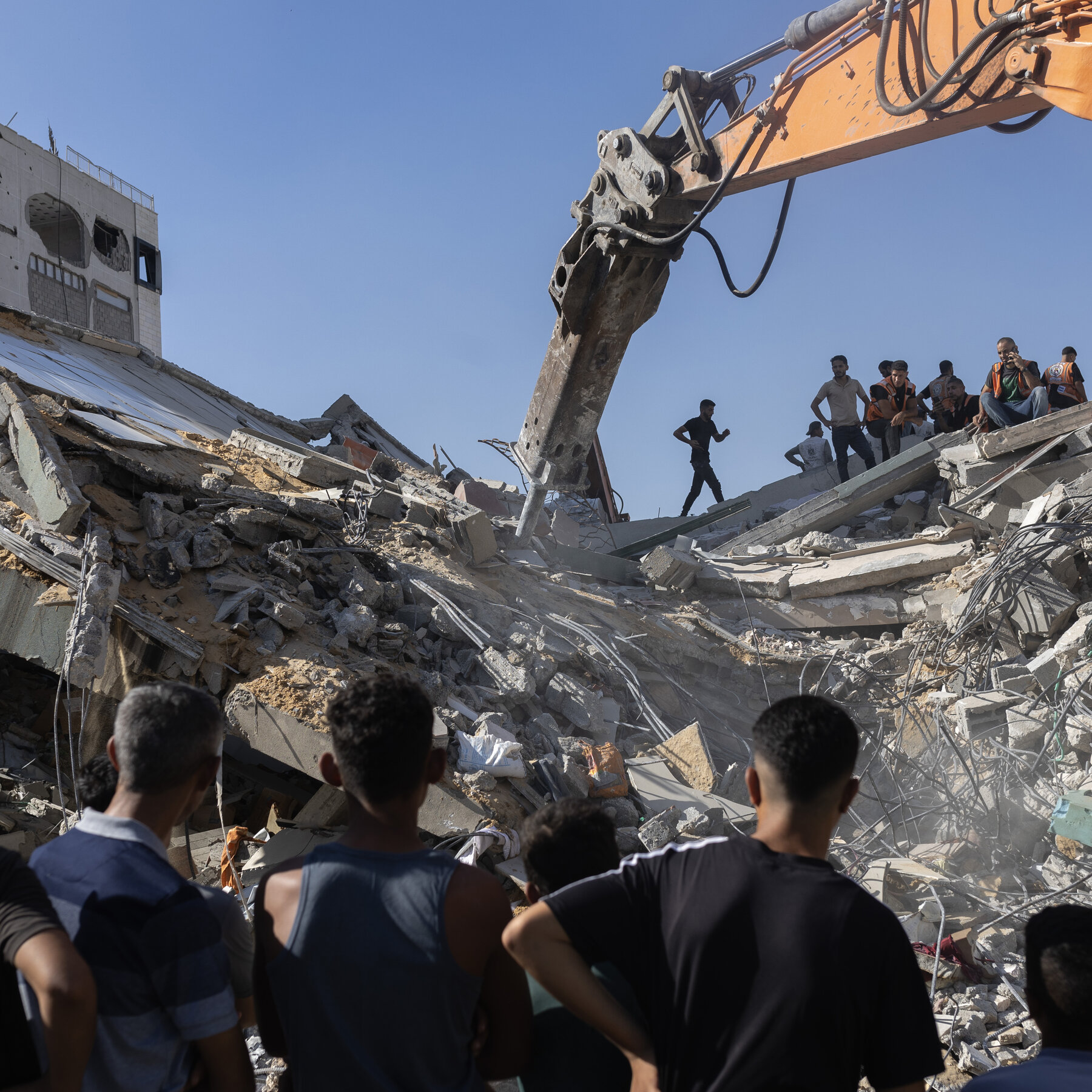 Tim penyelamat mencari korban di antara puing-puing bangunan yang runtuh di Jalur Gaza, sebuah tragedi yang menyoroti dampak jangka panjang dari serangan sebelumnya dan kondisi hidup yang rentan di wilayah tersebut.