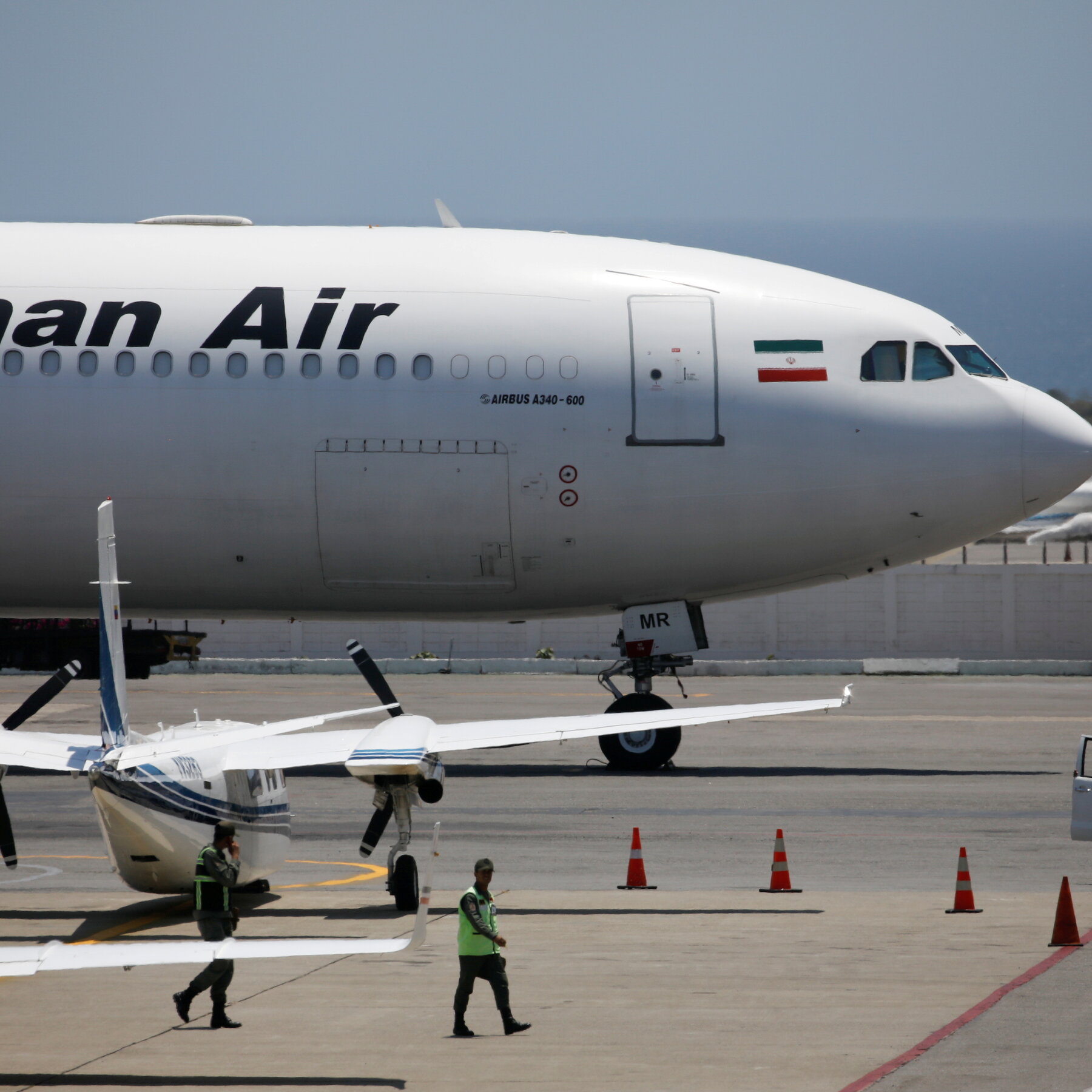 Pesawat milik Mahan Air terparkir di landasan. Maskapai Iran ini menghadapi tekanan berat akibat sanksi AS terbaru yang membatasi operasional penerbangan internasionalnya.