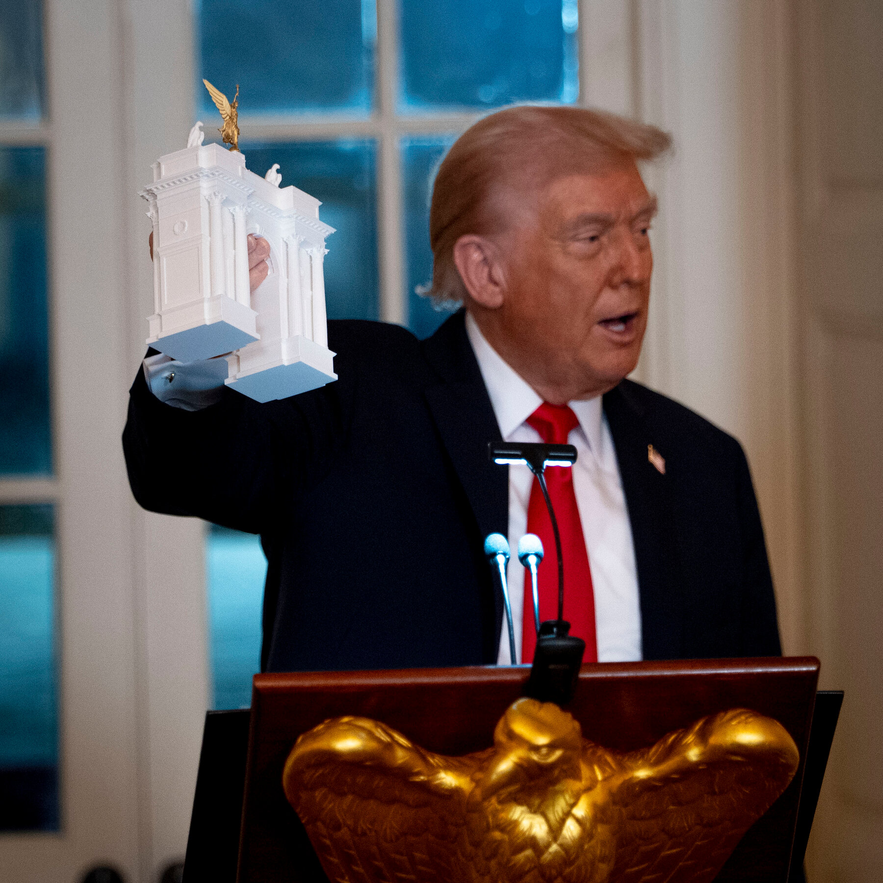FAA Usulkan Api Permanen untuk Keamanan Udara di Puncak Gerbang Trump