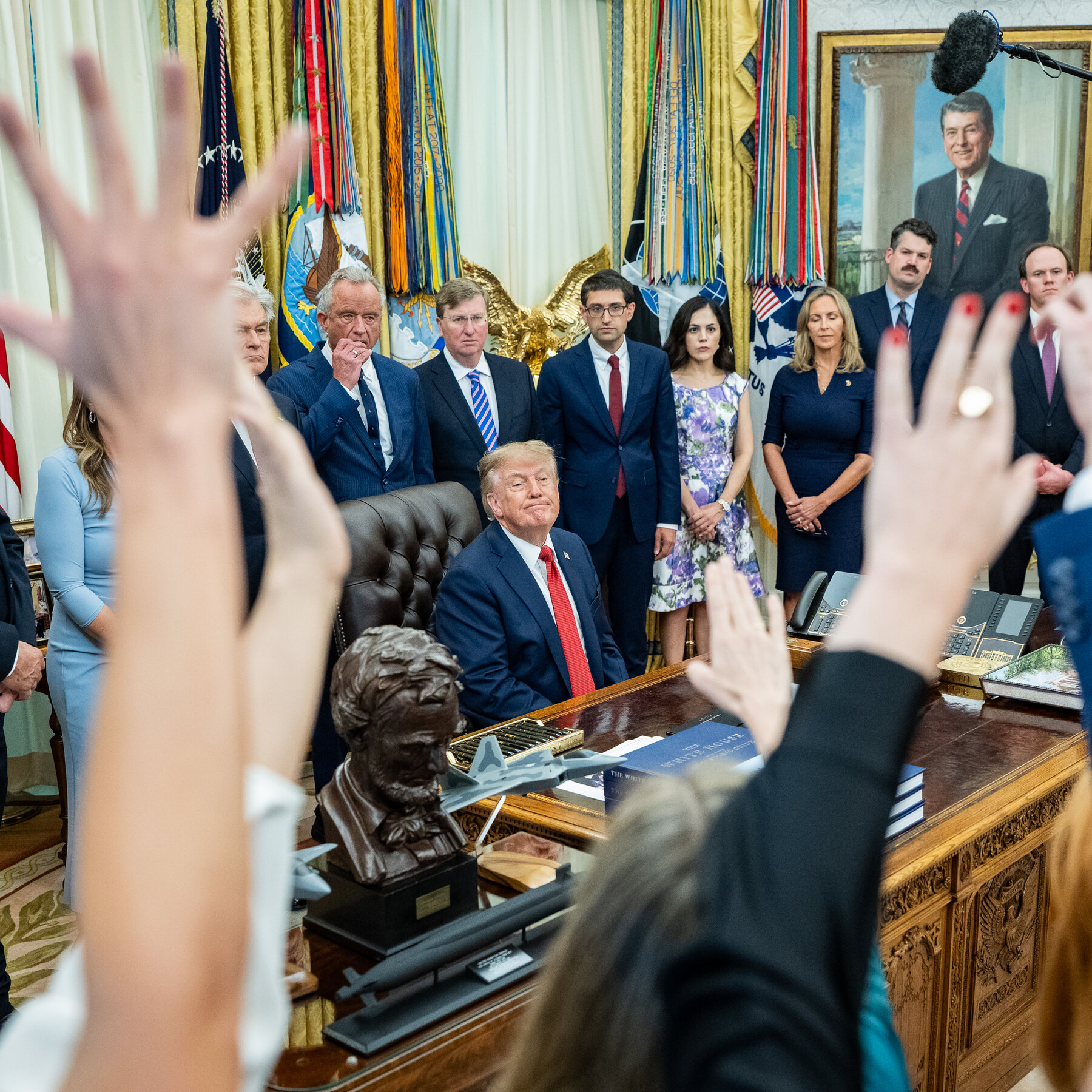Mantan Presiden Donald Trump di Gedung Putih. Keputusannya melarang outlet media menimbulkan pertanyaan tentang kebebasan pers dan pola penggunaan kekuatan pemerintah.