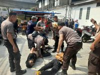 Warga bergotong royong menangkap pelaku pencurian motor yang terdesak hingga masuk kali di Kelapa Gading, Jakarta Utara.