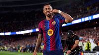 Raphinha dalam aksi bersama Barcelona dan Gabriel Jesus saat membela Arsenal, dua penyerang Brasil yang menjadi pilar penting di klub masing-masing.