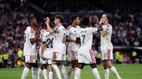 Jose Mourinho, dikenal dengan ketajaman analisis taktisnya, memberikan instruksi penting kepada timnya.
