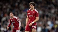 Lewis Koumas (kiri) beraksi dalam pertandingan Liverpool vs Tottenham Hotspur, menampilkan performa yang memukau manajer Jürgen Klopp.