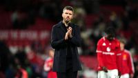 Michael Carrick memberikan instruksi dari pinggir lapangan saat Manchester United menghadapi pertandingan krusial.