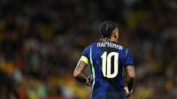 Raphinha saat membela Timnas Brasil sebelum mengalami cedera yang mengkhawatirkan Barcelona.