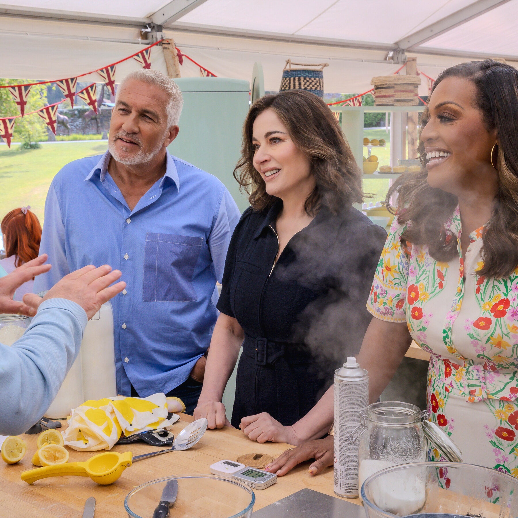 Nigella Lawson membawa pesona dan keahlian kulinernya yang tak tertandingi ke set The Great British Bake Off, menjadi magnet baru bagi jutaan penonton setia.