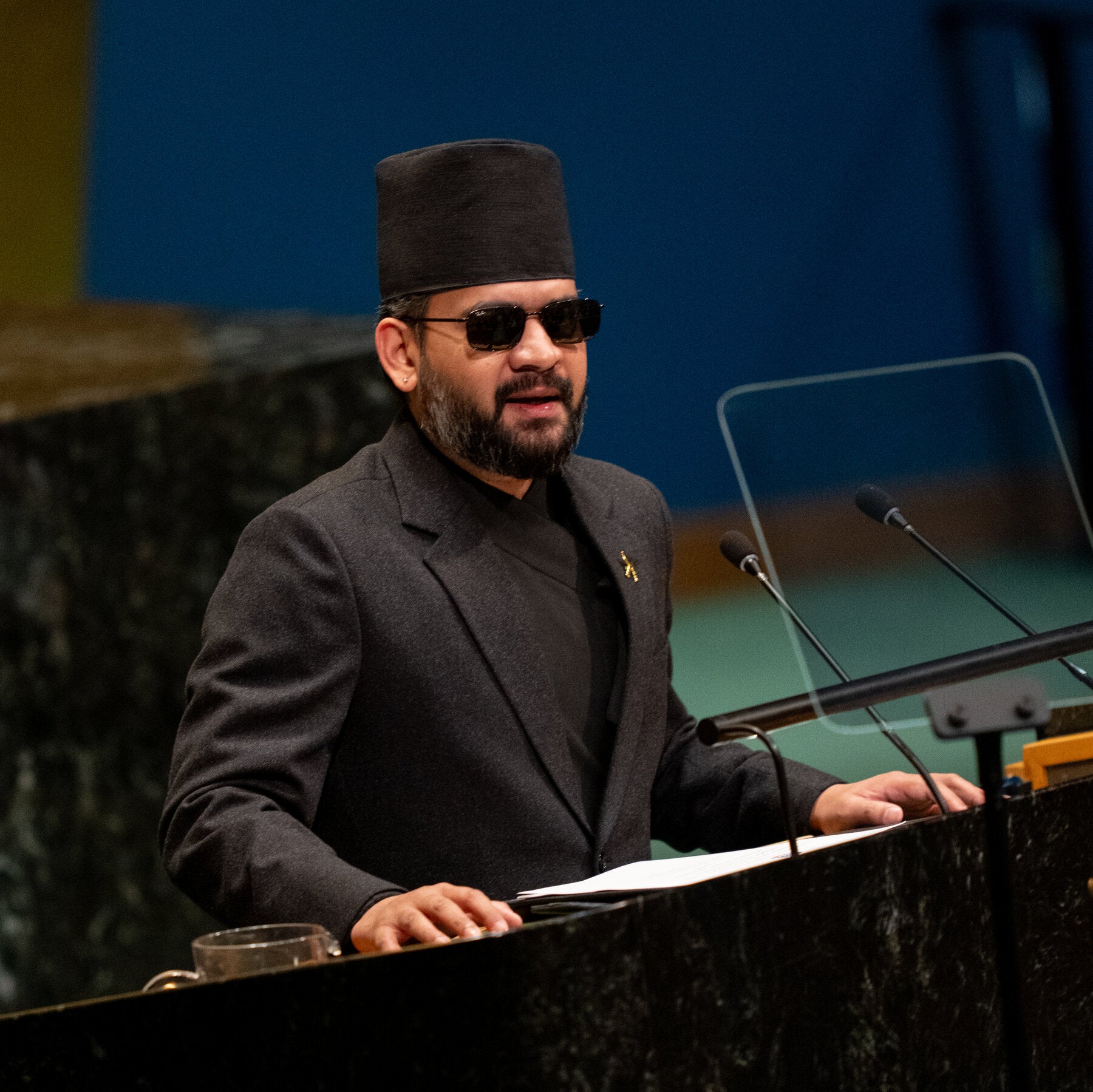 Perdana Menteri Nepal, Balendra Shah, di sebuah forum internasional, mempertahankan gaya khasnya dengan kacamata hitam yang telah menjadi bagian tak terpisahkan dari identitas publiknya.
