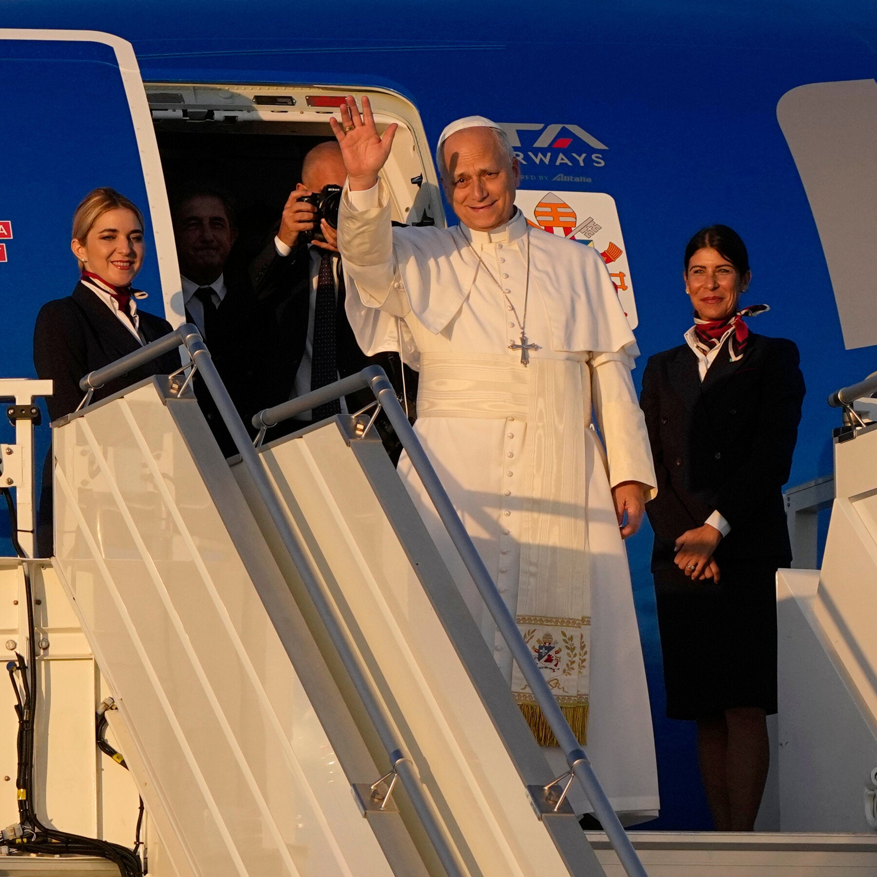 Paus Leo XIV dalam salah satu kunjungannya, menunjukkan komitmennya untuk berdialog dan memperkuat hubungan dengan berbagai komunitas global, dari Afrika yang dinamis hingga Eropa yang historis.