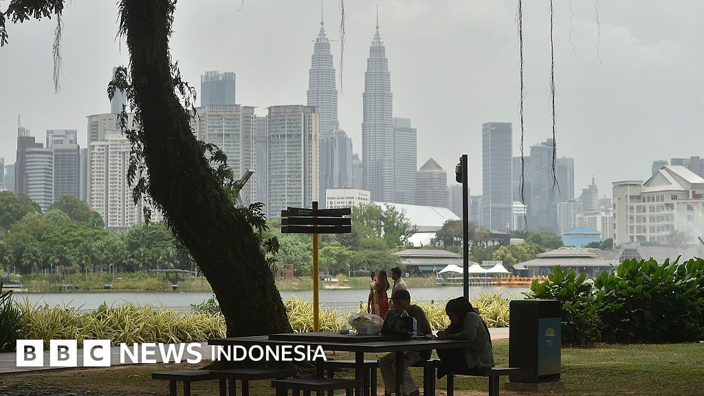 Kabut asap tebal menyelimuti permukiman di Kalimantan akibat kebakaran hutan dan lahan, memicu protes dari negara-negara tetangga ASEAN yang terdampak.