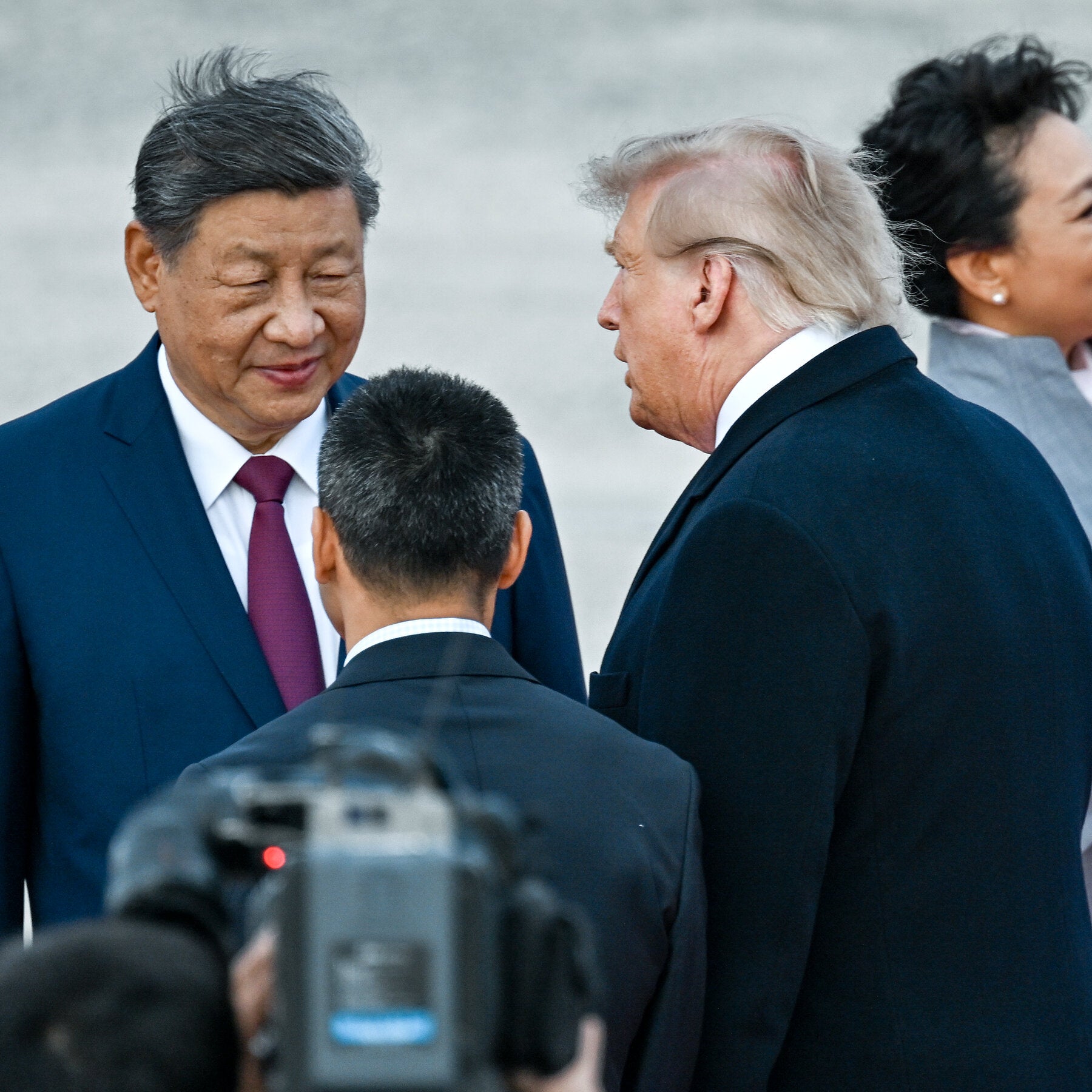Presiden Donald Trump (kanan) dan Presiden Xi Jinping (kiri) dalam sebuah pertemuan bilateral. Sebuah klaim mengejutkan dari Dubes AS David Perdue kini menyebut Trump pernah menawarkan penjualan senjata ke China, yang segera dibantah Gedung Putih.