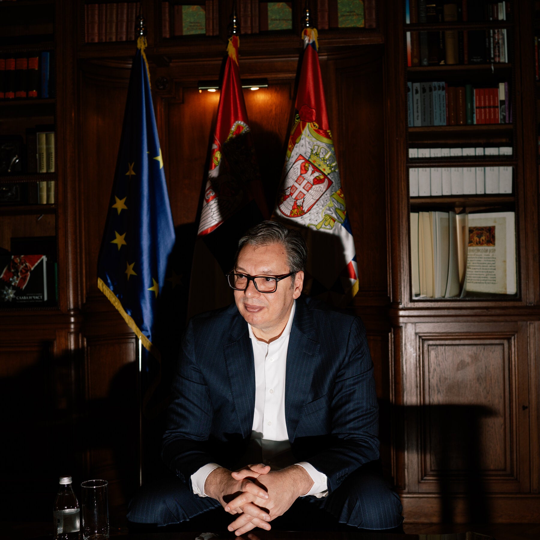 Aleksandar Vucic, pemimpin yang telah lama mendominasi panggung politik Serbia, mengambil langkah strategis dengan mengundurkan diri dari jabatan presiden untuk kembali ke posisi perdana menteri.