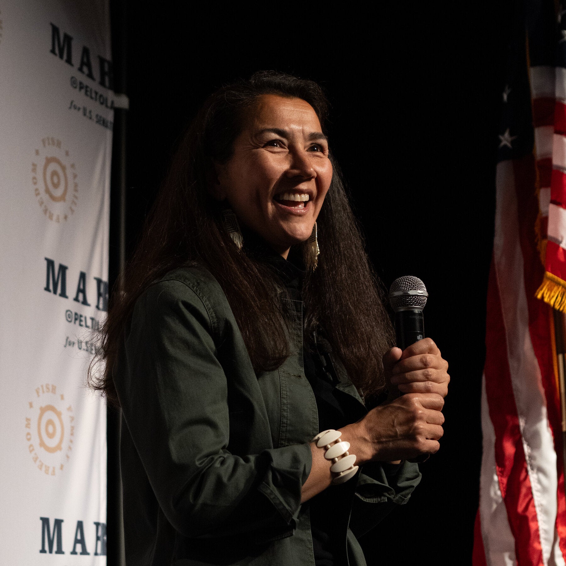 Kandidat Senat Demokrat Alaska, Mary Peltola, dikenal karena pandangan politiknya yang unik, menjembatani isu-isu energi, lingkungan, dan hak senjata.