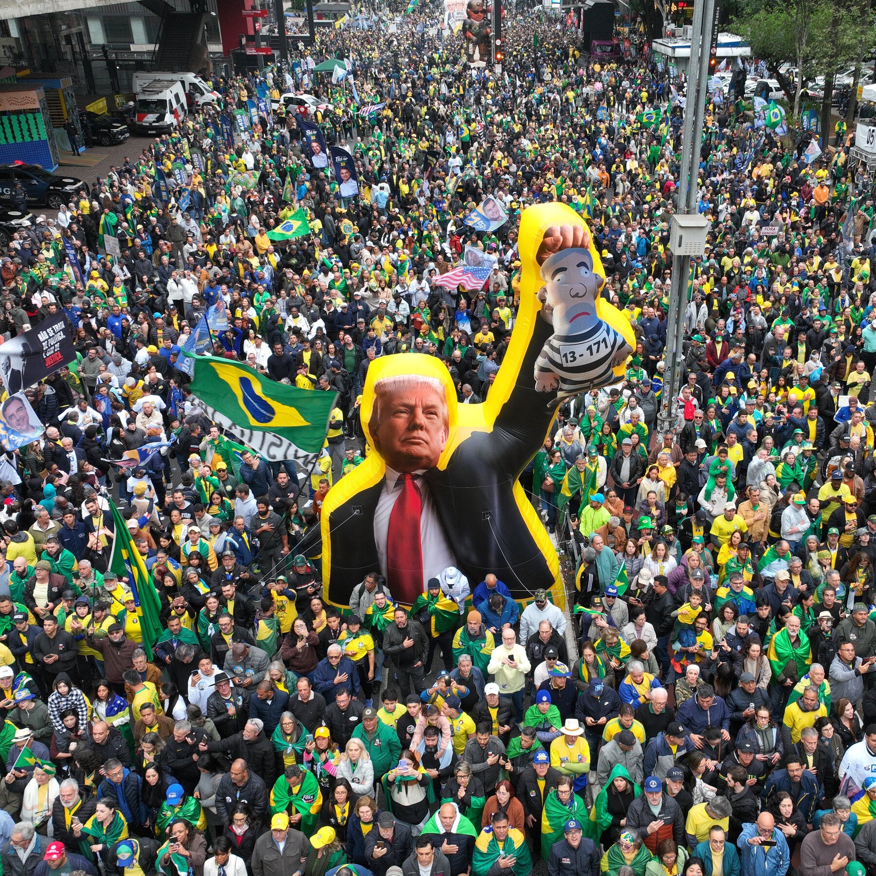 Bendera Brazil berkibar di depan gedung pemerintahan, melambangkan kedaulatan negara dalam mengamankan proses demokrasi pemilu.