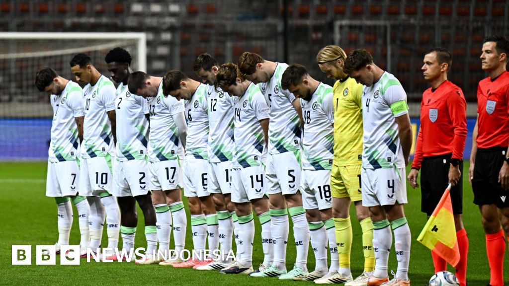 Para pemain sepak bola Republik Irlandia menolak jabat tangan tim Israel, memicu diskusi global tentang politik dan olahraga di tengah konflik Palestina.