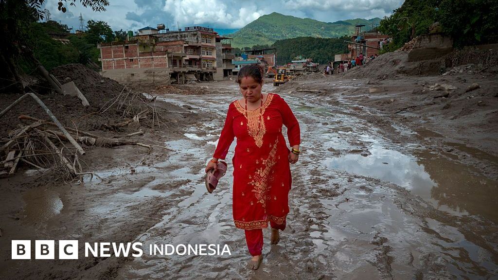 Tim penyelamat meninjau lokasi bencana longsor dan banjir di kawasan pegunungan Himalaya, yang kini diklaim Nepal terkait langsung dengan dampak perubahan iklim global.