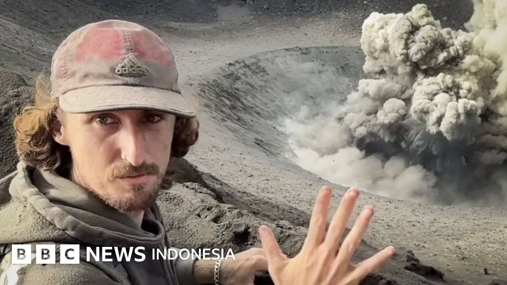 Seorang wisatawan mengamati aktivitas gunung berapi dari jarak aman. Otoritas memperingatkan risiko mematikan bagi kreator konten yang mendekati zona bahaya.