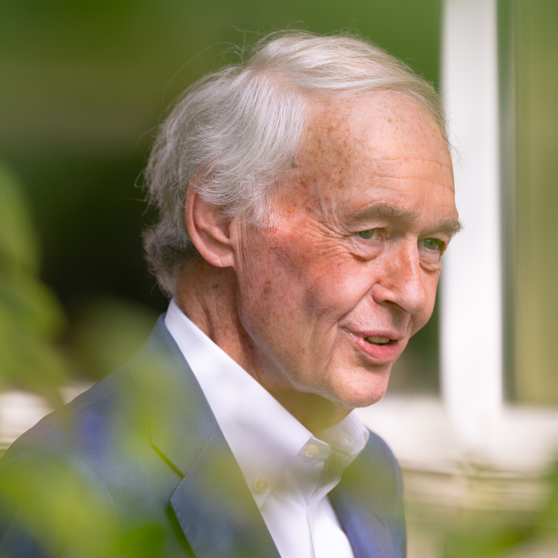 Senator Ed Markey saat menyampaikan pidato di Massachusetts, menunjukkan komitmennya terhadap isu-isu progresif di tengah tantangan politik.