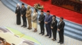 Ketua DPR Puan Maharani (keempat kiri) bersama jajaran pimpinan DPR dan pejabat Bank Indonesia Destry Damayanti (kedua kanan), Aida S. Budiman (kiri), serta Solikin M. Juhro (kanan) usai Rapat Paripurna di Kompleks Parlemen, Senayan, Jakarta, Selasa (1/9/2026). Rapat tersebut menyetujui Destry Damayanti sebagai Gubernur BI.