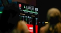 Pekerja memantau pergerakan Indeks Harga Saham Gabungan (IHSG) di Main Hall Bursa Efek Indonesia, Jakarta, pada Selasa (1/9/2026), saat indeks mencatat penguatan signifikan.