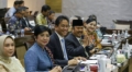 Menteri Keuangan Purbaya Yudhi Sadewa (tengah) bersama Menteri PPN/Kepala Bappenas Rachmat Pambudy (kedua kanan), Pejabat Gubernur Sementara Bank Indonesia Destry Damayanti (kedua kiri), Deputi Gubernur BI Aida S. Budiman (kiri), dan Ketua Dewan Komisioner OJK Friderica Widyasari Dewi (kanan) bersiap mengikuti rapat kerja dengan Komisi XI DPR di Kompleks Parlemen, Senayan, Jakarta, Rabu (2/9/2026). Rapat tersebut membahas asumsi dasar ekonomi makro untuk RAPBN Tahun Anggaran 2027.
