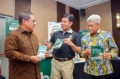Direktur Utama Bank Syariah Nasional Alex Sofjan Noor (kanan) berbincang dengan Ketua Umum PP Muhammadiyah Haedar Nashir (kedua kanan) dalam peluncuran Mentari Bayt Coin, produk emas syariah hasil kolaborasi Bank BSN dan PT Mentari Bayt Coin. Turut hadir Ketua Diktilitbang PP Muhammadiyah Bambang Setiaji (kiri) dan Direktur Utama PT Mentari Bayt Coin Prof. Jebul Suroso (kedua kiri) di SM Tower Malioboro.