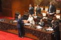 Ketua DPR Puan Maharani (kanan) menerima berkas pendapat akhir APBN 2027 dari Menteri Keuangan Suahasil Nazara (kiri) pada Rapat Paripurna di Kompleks Parlemen, 29 September 2026.