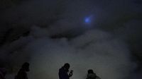 Fenomena api biru (Blue Fire) yang memukau di Kawah Gunung Papandayan, sebuah daya tarik geologi yang menyimpan potensi bahaya gas beracun.