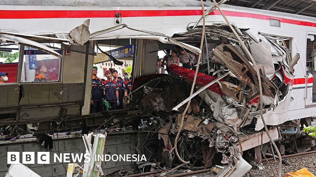 Petugas kepolisian mengamankan lokasi kecelakaan kereta api di kawasan Bekasi Timur, beberapa waktu lalu. Insiden ini kini telah menetapkan masinis sebagai tersangka utama.