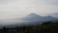 Visualisasi potensi panas bumi di kawasan Gunung Ungaran, Jawa Tengah, menjadi lokasi strategis proyek PLTP untuk mendukung transisi energi Indonesia.