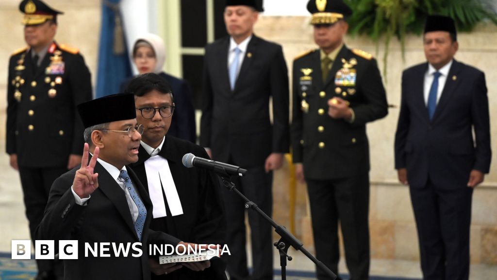 Presiden Prabowo Subianto (kanan) melantik Suahasil Nazara (kiri) sebagai Menteri Keuangan yang baru di Istana Negara, Jakarta, Senin (14/9).