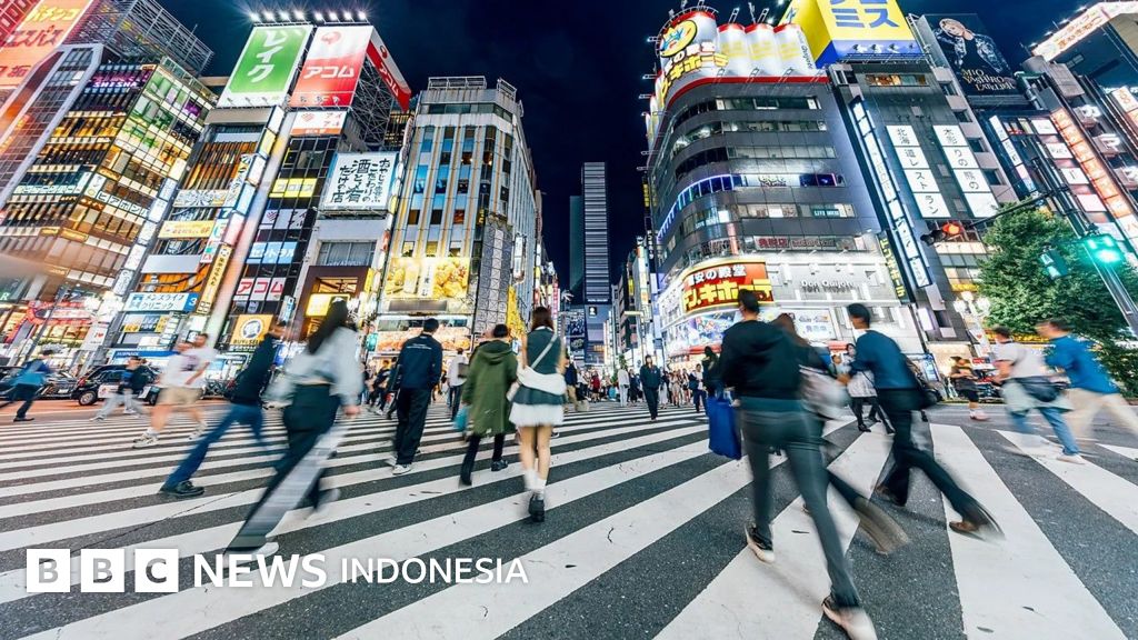 Seorang warga Jepang membawa sampah pribadinya setelah beraktivitas di ruang publik, mencerminkan budaya kebersihan dan tanggung jawab kolektif yang kuat.
