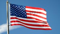 Bendera Amerika Serikat dan Arab Saudi berkibar bersama. Washington merilis peringatan perjalanan mendesak bagi warganya di tengah eskalasi konflik di Yaman.