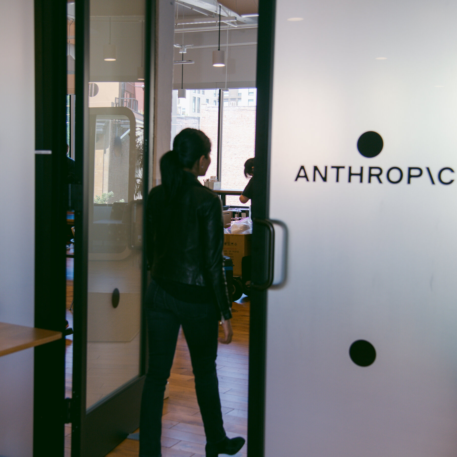 Ilustrasi konsep kecerdasan buatan (AI) yang dihubungkan dengan isu keamanan biologi, menggambarkan dilema penggunaan ganda teknologi modern.